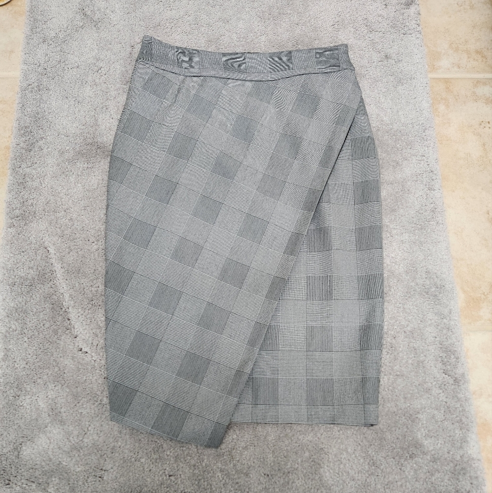 Express Pencil Skirt Sz 2 NWOT Black & White